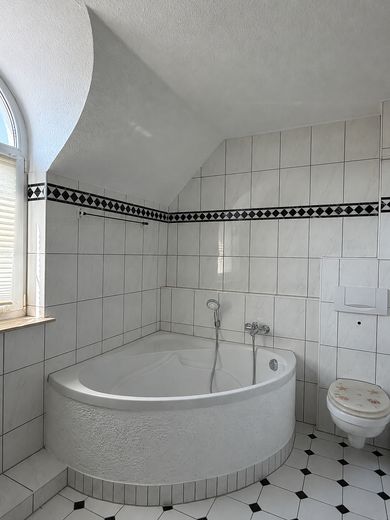 Provisionsfrei: Exklusive 4 Zimmerwohnung mit außergewöhnlicher Architektur – Hauptbadezimmer