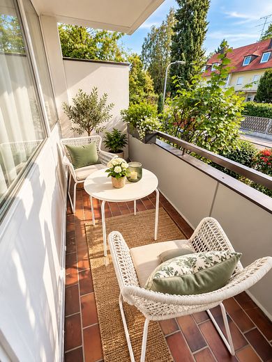 Jasne, urokliwe mieszkanie z przestronnym balkonem i widokiem na zieleń – Balkon