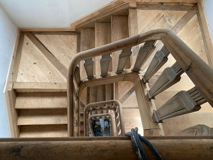 Schöne, sanierte DG Wohnung (95m²) in zentraler Kurparklage – historisches Treppenhaus