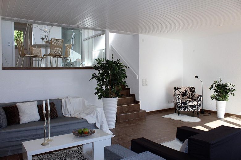 Ausgefallenes 2-Fam. Architektenhaus mit Pool,Energieausw. D, Runkel OT,provisionsfrei zu verkaufen – Haus 8A Wohnzimmer