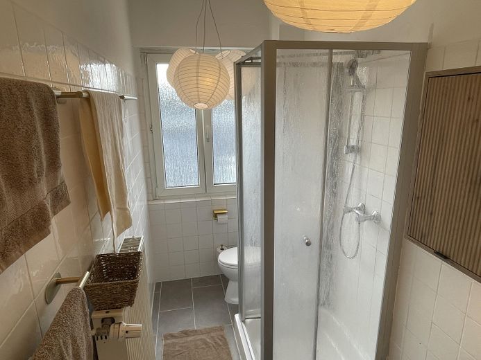 4er-Mädels-WG: Helles 14 m² Zimmer vollmöbliert – Zellerau an den Mainwiesen – Duschbad