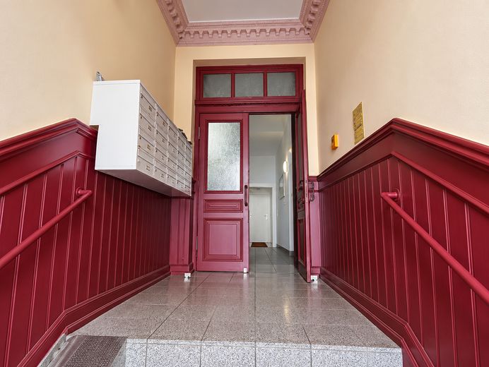 Balkonlu ve ankastre mutfaklı, tarihi çok aileli konutta çekici, modernize edilmiş 2 odalı daire - %6 getiri – Treppenhaus
