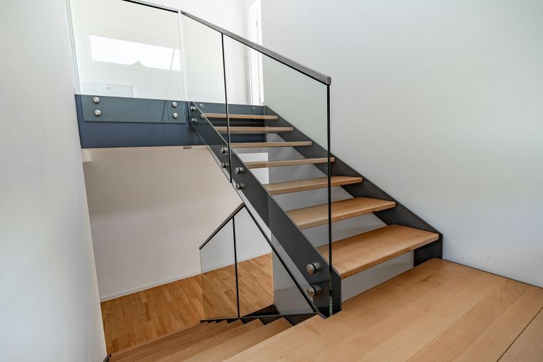 Attraktive Maisonettewohnung mit Haus-im-Haus-Charakter, Dachloggia, Garage – Treppe