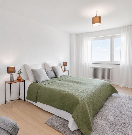 Helles und großes Schlafzimmer