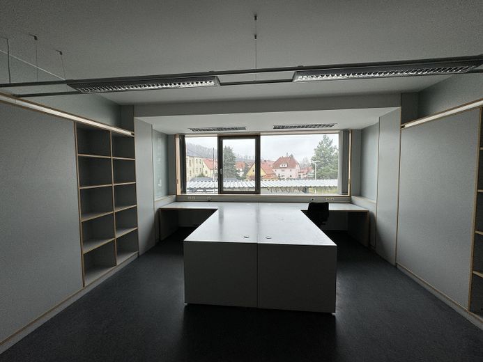 Produktions- und Lagerflächen zu vermieten (Gebäude A) – Büro möbliert