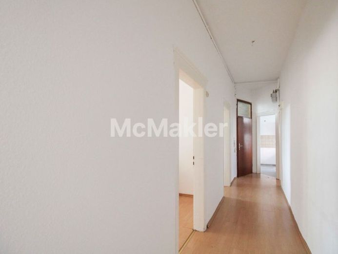 Bezugsfreie Hochparterre-Wohnung mit hohen Decken und zentraler Anbindung – Foto 1