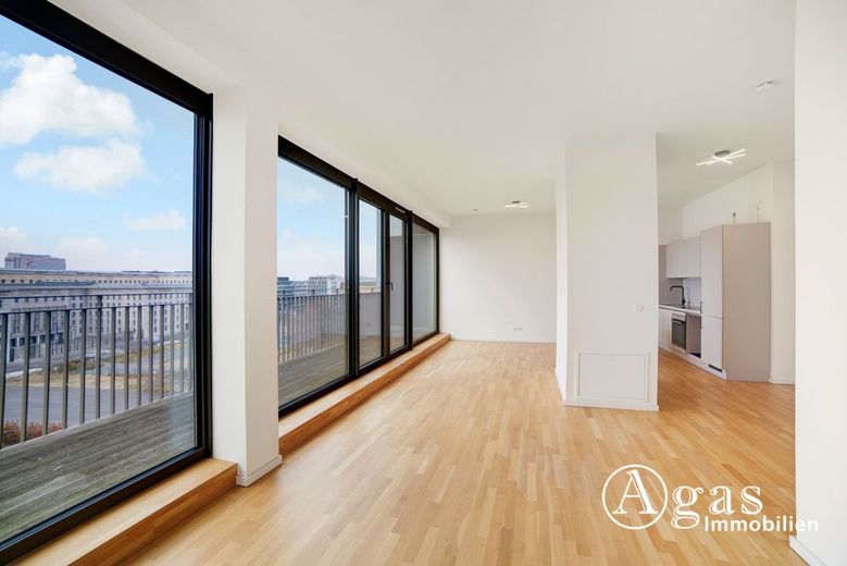 Wunderschöne 2 Zimmer Dachgeschosswohnung mit ca. 77m², EBK und Riesen-Balkon in Berlin-Mitte – Wohnzimmer mit EBK