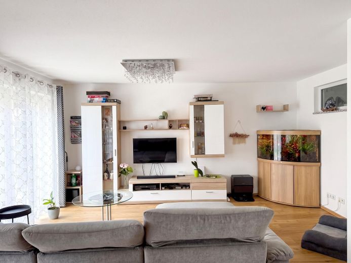 Habiter et travailler : appartement de 5 pièces au rez-de-chaussée avec jardin et bureau/salle de loisirs de 60 m² au sous-sol – Wohnbereich