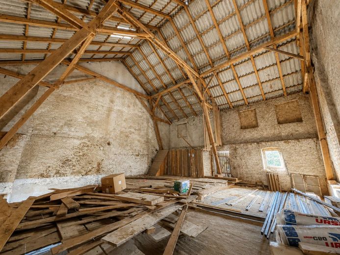 Saniertes Mehrfamilien-Haus mit PV-Anlage! 3 Wohnungen. Attraktive Kapitalanlage in Waidhaus Bayern – Scheune