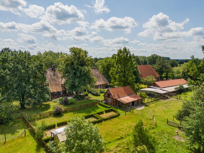 Exkl. Anwesen, Family-Office oder Pferdehof nur 64 km von Hamburg - max. bis 30 ha Eigenland möglich – Hofanlage mit Nebengebäuden