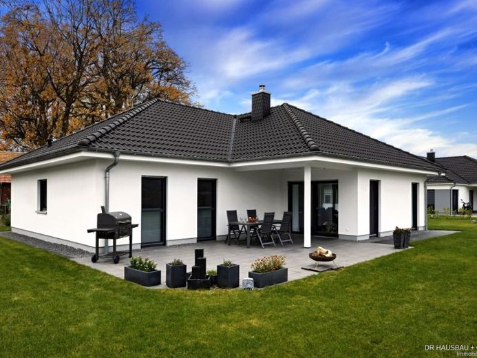 Ebenerdig wohnen – Winkel-Bungalow mit überdachter Terrasse auf 1.049 m² Grundstück in Elmenhorst – Foto 1