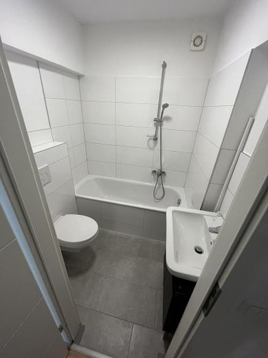 renovierte 3-Zimmer-Wohnung mit Balkon und bester Verkehrsanbindung – Musterfoto Badezimmer