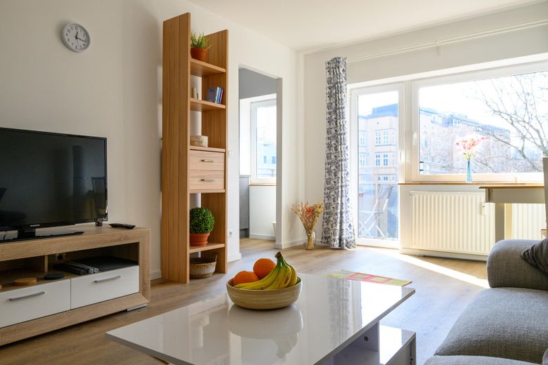 Moderne Wohnung in Alsternähe mit Balkon | Zentral und Blick ins Grüne – Wohnzimmer - Ansicht #6