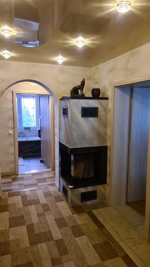 5-Zimmer-EG Wohnung mit Garten, Outdoor-Küche, Doppel Garage & Stellplatz – Wohnen wie im Haus – Flur mit Kamin
