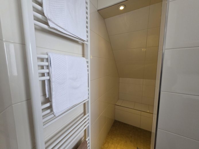 Zwei Wochenend Häuser an der Thülsfelder Talsperre – Bad OG / Dusche