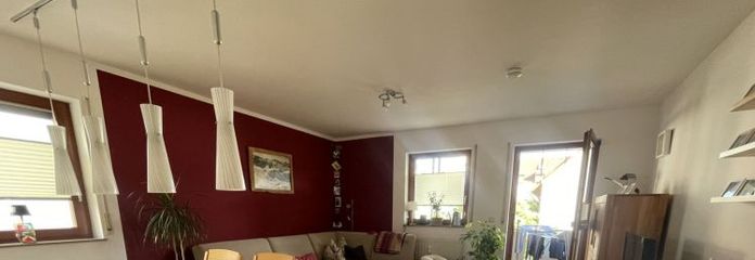 Appartement de rêve lumineux de 3 pièces avec balcon, parquet et place de parking en sous-sol dans le parc résidentiel prisé