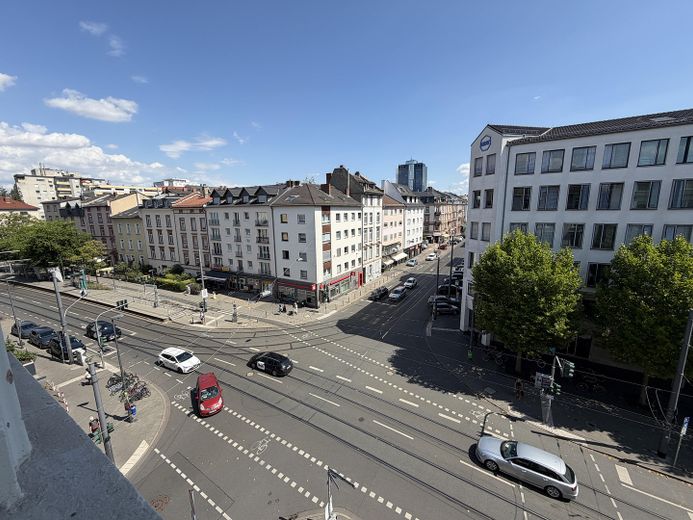 *Erstbezug* Kernsanierte 3-Zimmer Altbau Wohnung mitten im Nordend mit EBK und Skylineblick – Aussicht
