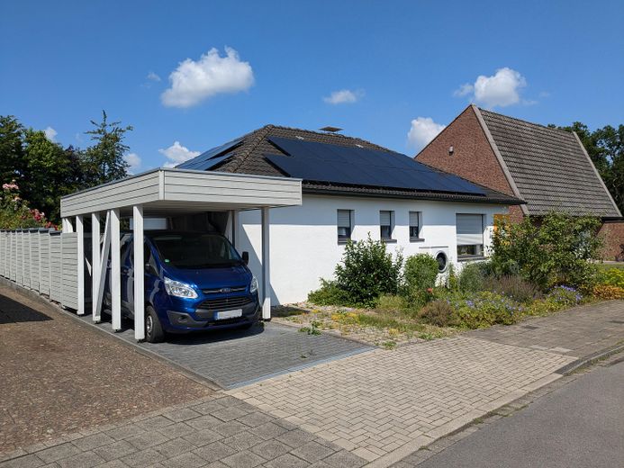 Straßenansicht mit Carport