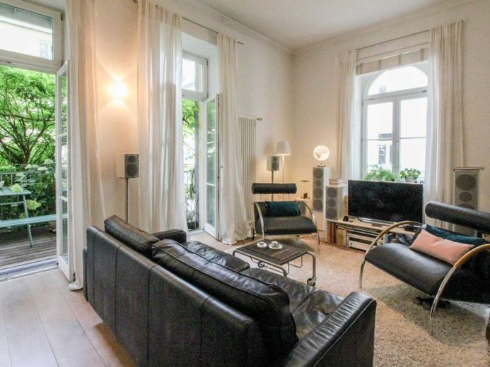 Stilvolle Altbau 2-Zimmer-Wohnung in Top-Lage – Erstklassig saniert mit Balkon – Foto 1