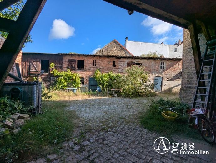 Schmuckstück im Dornröschenschlaf: Einfamilienhaus mit Einliegerwohnung + Nebengelass in Biesenthal – Hof