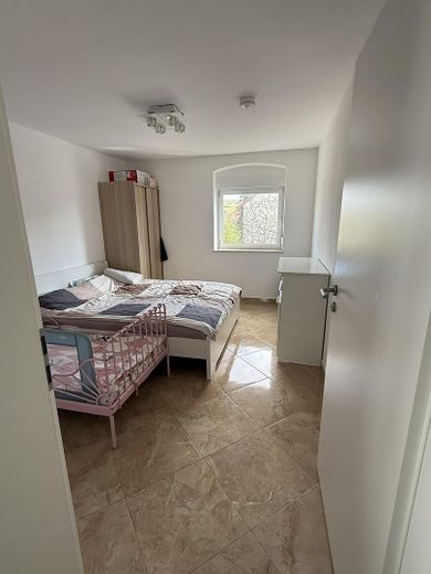 1. Obergeschoss Wohnung rechts – 2. Schlafzimmer/Wohnzimmer