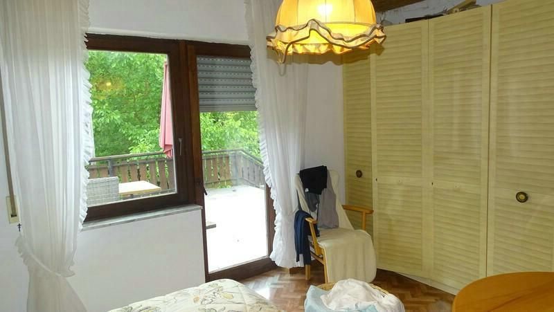 Großes Einfamilienhaus in ruhiger, gepflegter Wohnlage, mit schönem Garten und großem Balkon – Schlafzimmer mit Balkontür