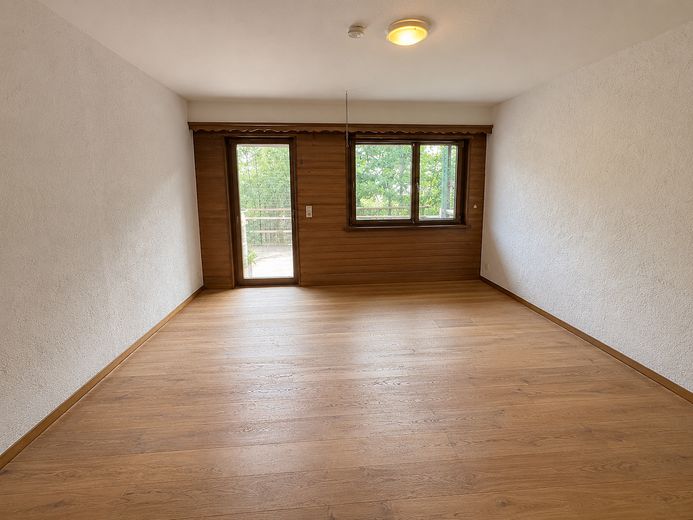 2-Zimmer Wohnung am Waldrand – Wohnzimmer mit Holzverkleidung