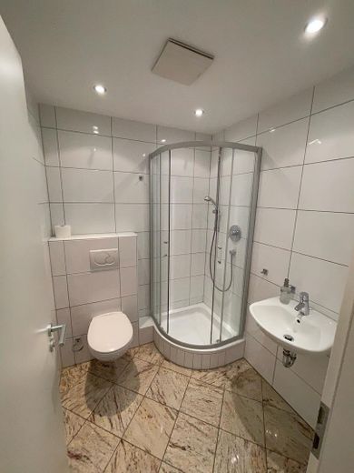 separates Gäste-Duschbad