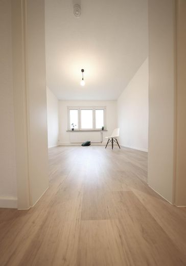 Attractively renovated + partially furnished + 3-room apartment, quietly located with fitted kitchen, cellar & bathroom with daylight – Wohnzimmer