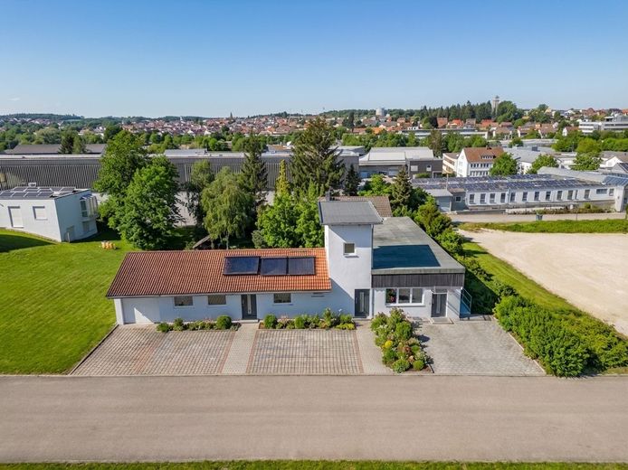 Über 8 % Rendite: Boardinghouse-Ensemble: 3 Gebäude &amp; Garten – Titelbild