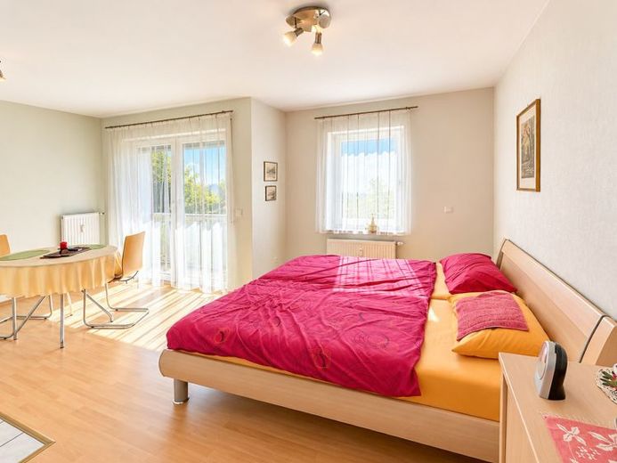 Vacant 1-room apartment on the ground floor with balcony and parking space in Esslingen-Mettingen – Photo 1