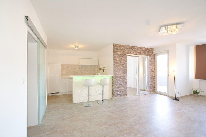 Lichtdoorstroomd appartement met keuken en balkon – Foto 11