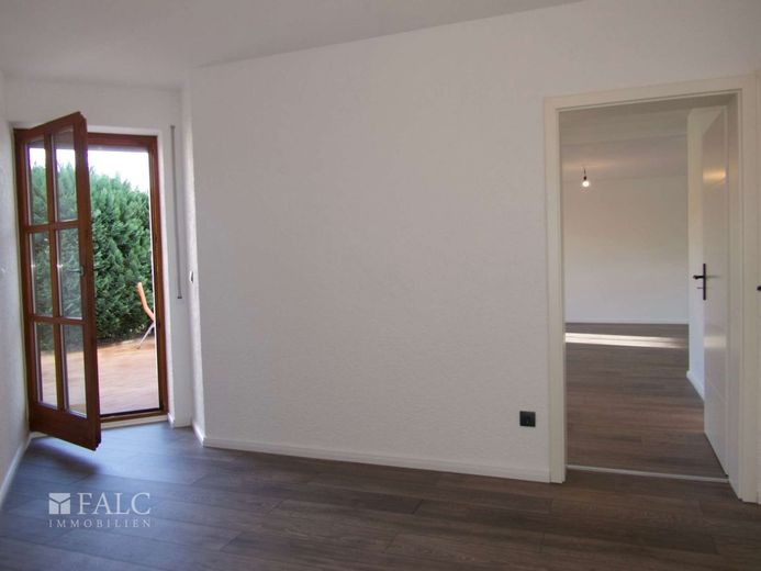 Einfach Mehr: Großzügige 4-Zimmer-Wohnung über 2 Ebenen | 217 m² Wfl | Einliegerwohnung - Tegernheim – EG: Flur mit Zugang Terrasse