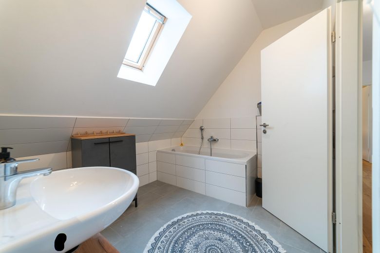 Provisionsfrei: Exklusives EFH mit Remise bei Potsdam & Berlin – Bad mit Wanne & Dusche OG