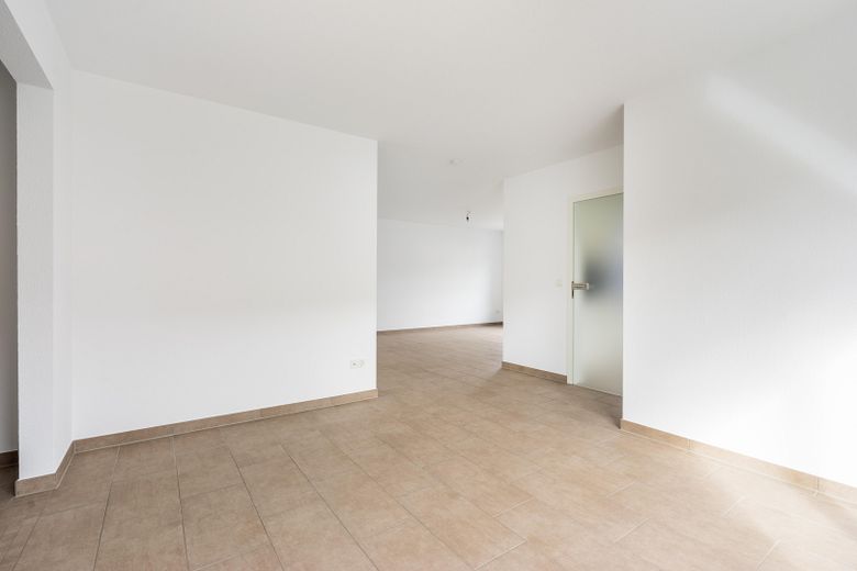 * Ampio appartamento di 3,5 locali | 94 m² | cucina componibile e balcone * – Wohn- und Essbereich