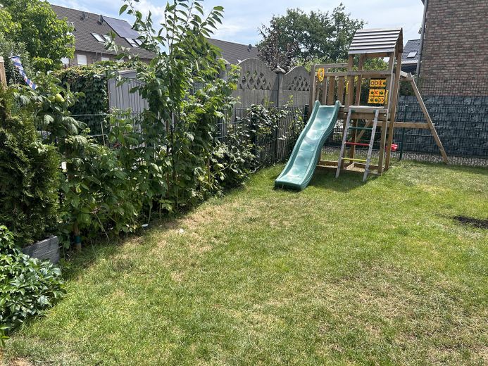 Südgarten mit Spielplatz 1