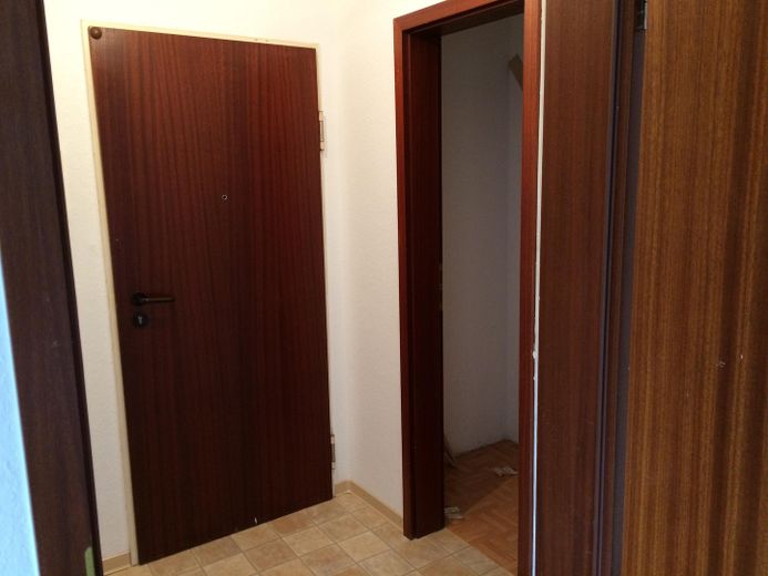 1 locale con cucina, bagno e balcone a Bad Kreuznach – Wohnungseingang