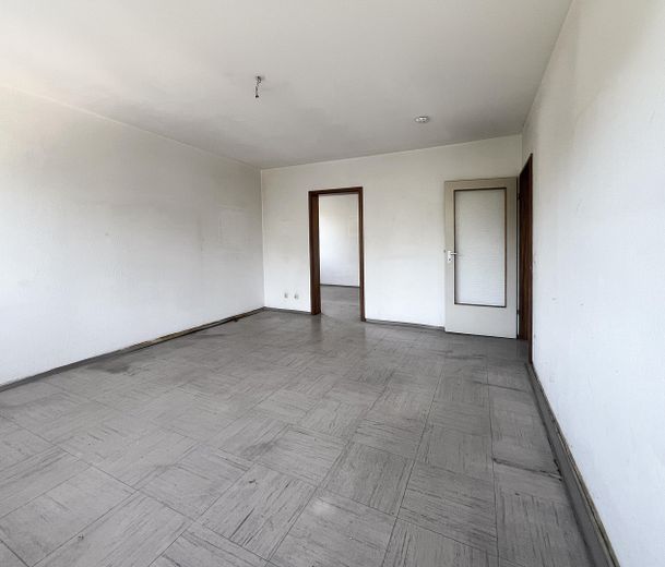 Bezugsfreie 3-Zimmer-Wohnung mit Balkon & Aufzug | Provisionsfrei | Sofort verfügbar – Wohnzimmer Richtung Flur