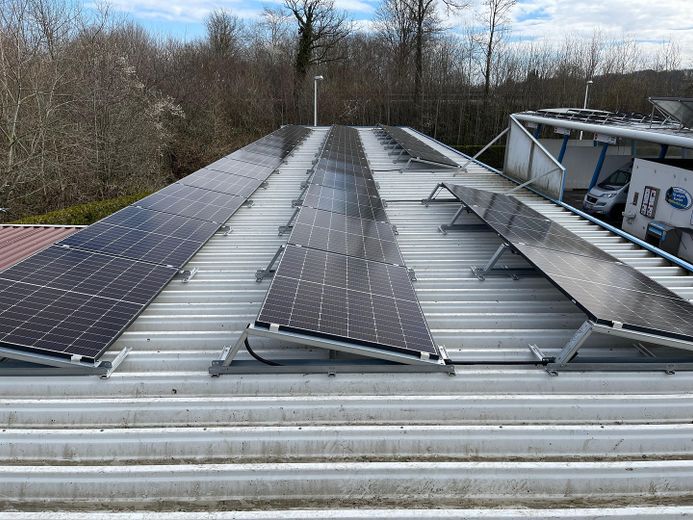 SB-Waschplatzanlage inclusive Imbiss mit Gastraum und Außenterrasse – Solar auf Saugerüberdachung