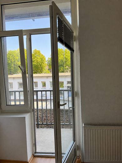 **Splendido fascino di un edificio d’epoca** Luminoso appartamento di 2 locali con cucina componibile e balcone soleggiato, vicino alla clinica universitaria – Balkon