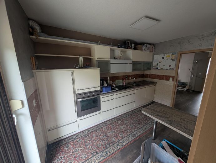 Küche mit Zugang in den Garten