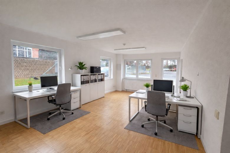 Büroräume zu vermieten – Büro KI eingerichtet