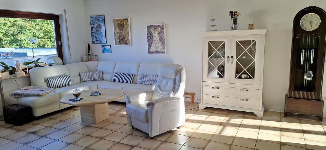 Zweifamilienhaus plus Appartement - Provisionsfrei – Wohnzimmer Erdgeschoss