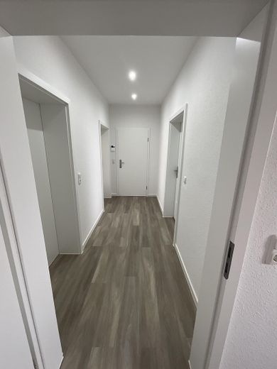 Schöne 2-Raumwohnung zentr. Lage in Bad Lauchstädt – Flur Blick zu Wohnungstür