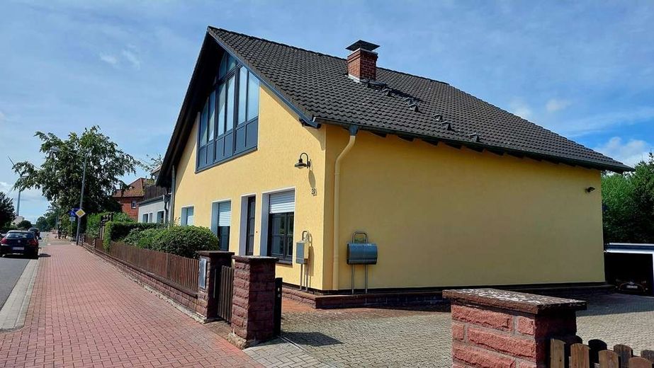 Uetze - Renditeimmobilie - 4-Familienhaus + Doppelhaushälfte + 3 Garagen – Haushälfte als Einfamilienhaus
