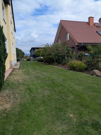 2 yaşam alanı, bahçe ve aile için bolca alan sunan geniş iki ailelik ev – Gartenansicht
