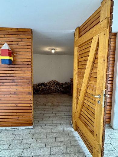 Casa unifamiliare indipendente in una posizione speciale ai margini dei campi, con ampie superfici terrazzate – Geräte-/ Fahrradraum