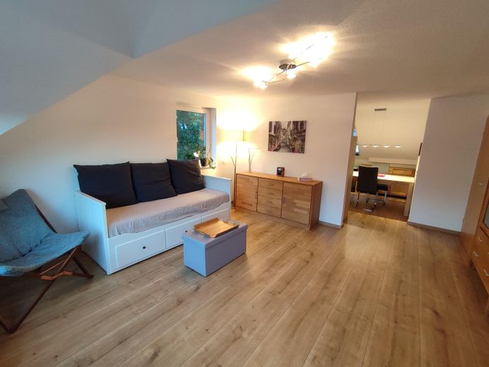 Provisionsfrei: Lichtdurchflutete DG-Wohnung mit 16 m² Dachterrasse, Aufzug & TG-Stellplatz – Wohnzimmer Blick zur Küche