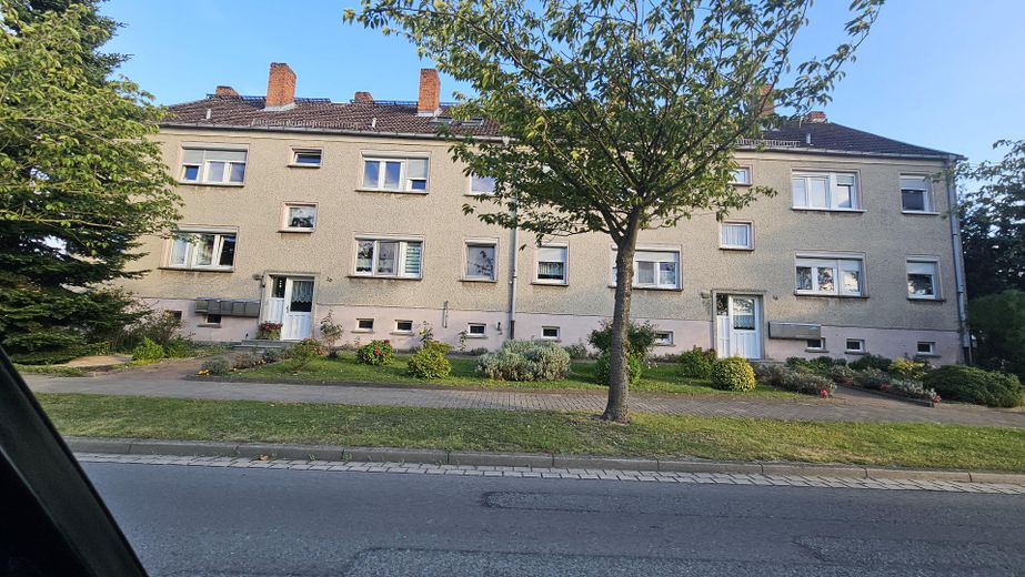 Appartement rénové de 3 pièces avec cuisine intégrée + cheminée – éligible à l’allocation logement, libre immédiatement – Außenansicht