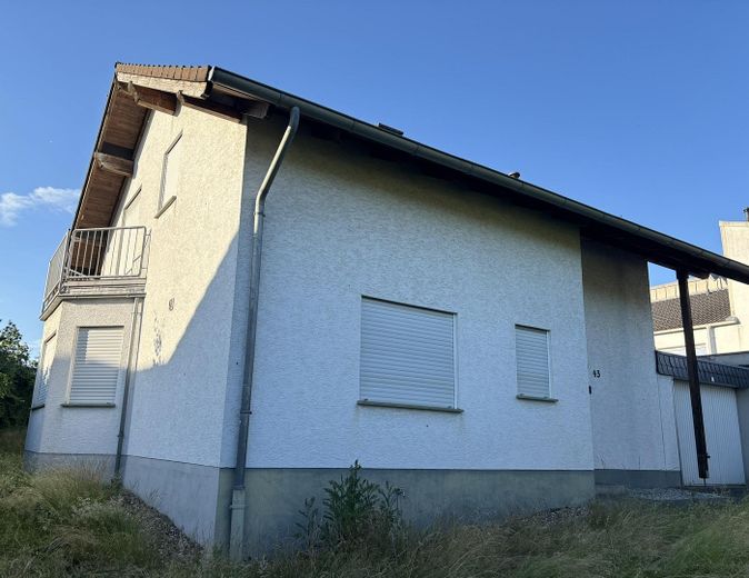 freistehendes Einfamilienhaus mit großen Grundstück und Ausbaupotential – Haus Vorderseite